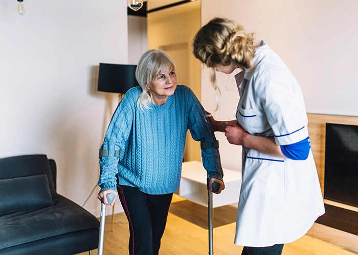 auxiliar de enfermagem auxiliando paciente em residencial para idosos em SP