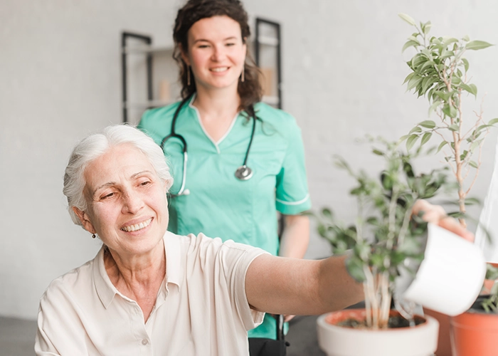 enfermeira em casa de repouso ou home care para idosos auxiliando paciente